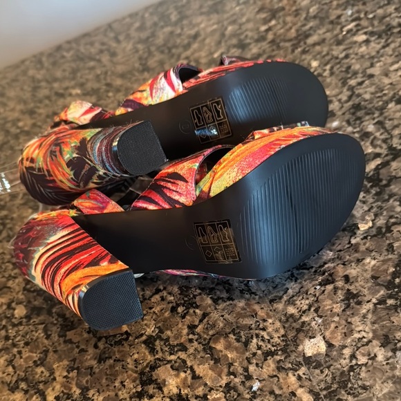 Misguided tropical Heels with Bold Design NWOT 8 - Picture 9 of 12